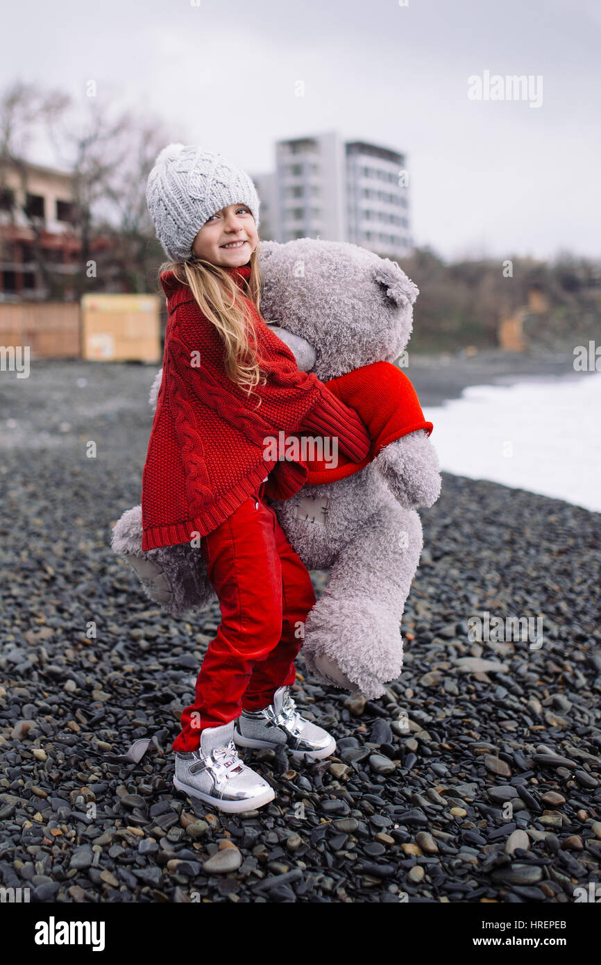 girls with big teddy bears