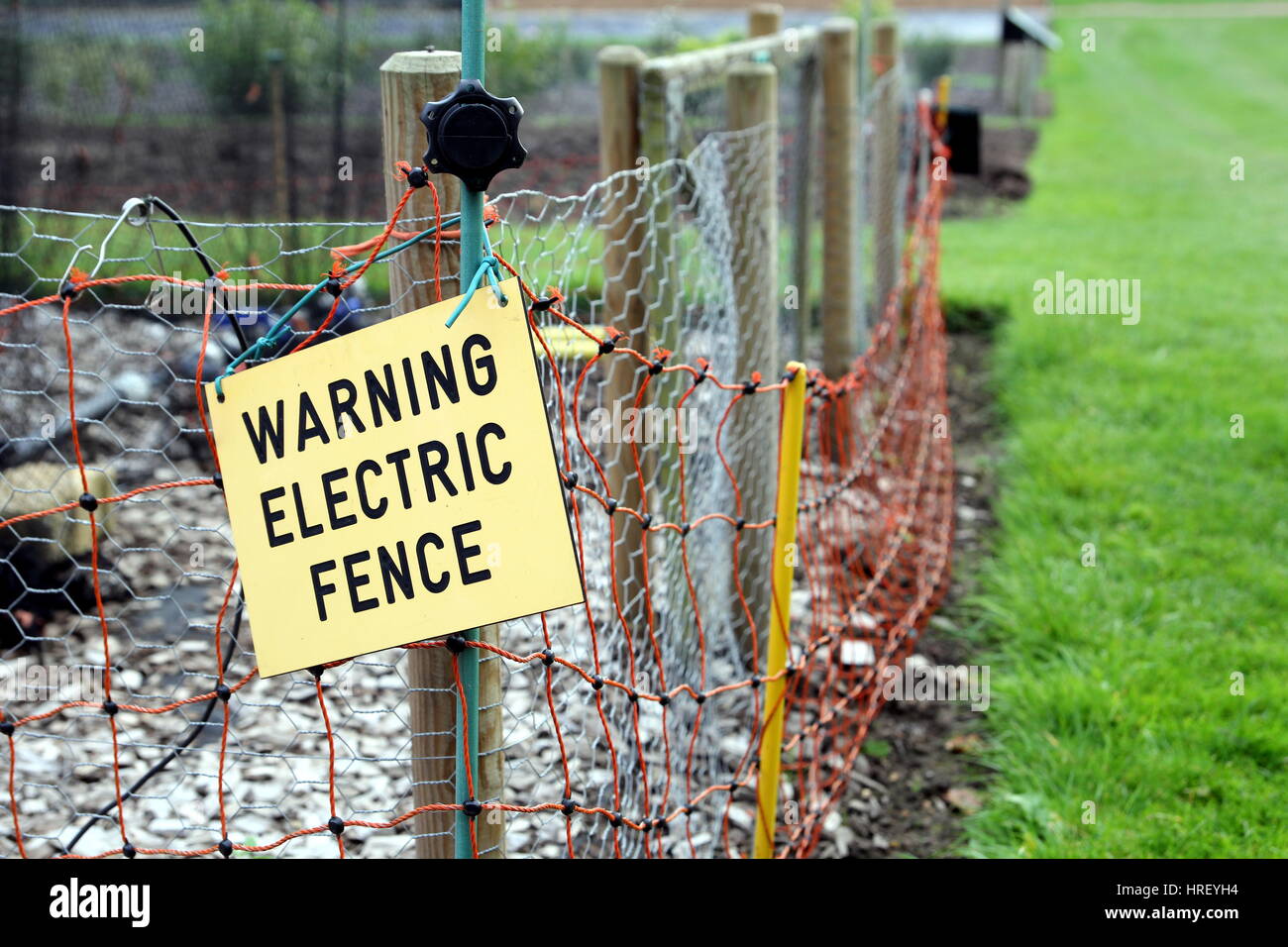 Warning electric fence sign on electric fence Stock Photo Alamy