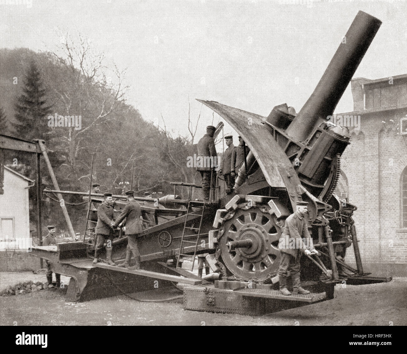 A Big Bertha, a heavy howitzer gun developed in Germany at the start of World War One.  From Meyers Lexicon, published 1927. Stock Photo