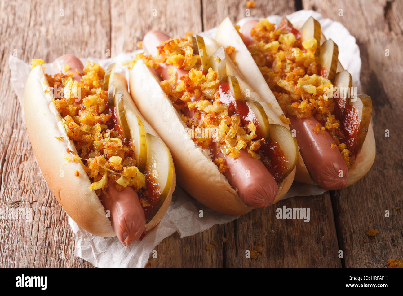 Papa grill хот дог. Колбаски для хот догов. Хот дог в булочке с сосиской. Хот дог в пите. Баварский хот дог.