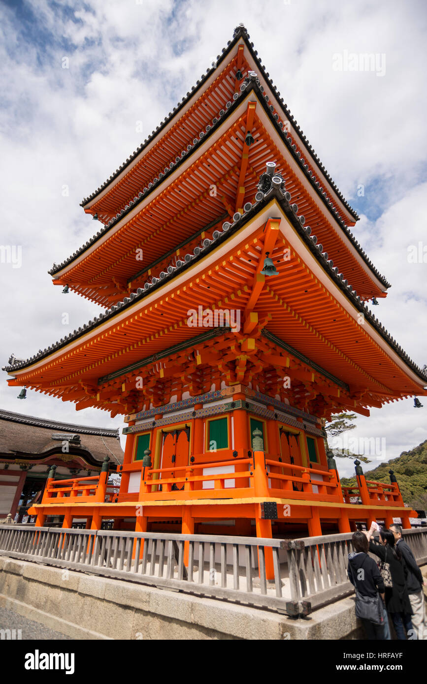 Tourists in Kiyomizu dera, Buddhist Temple, in Kyoto, Janan Stock Photo