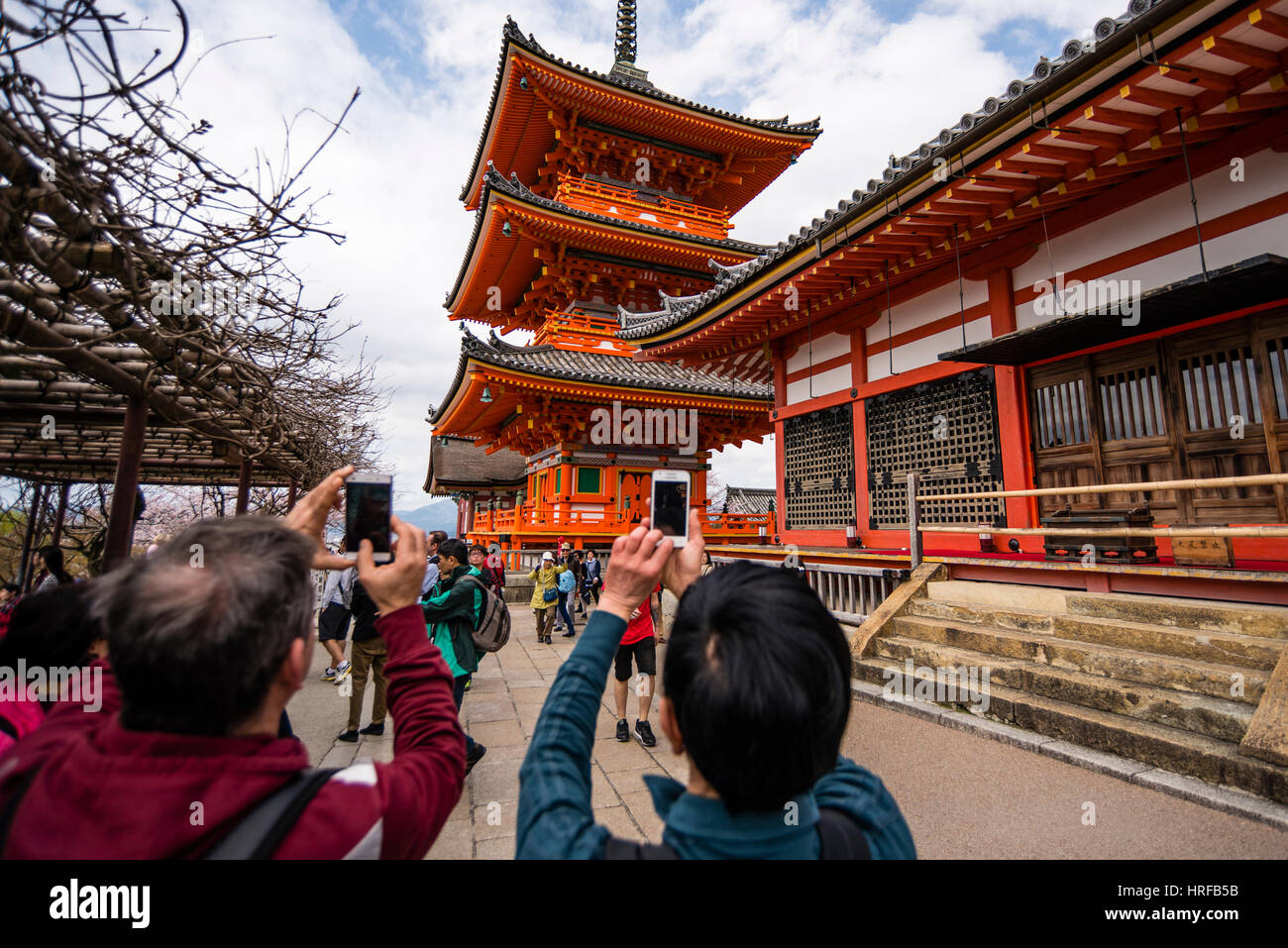 Tourists taking photos by using mobile phones in Kiyomizu dera, Buddhist Temple, in Kyoto, Janan Stock Photo