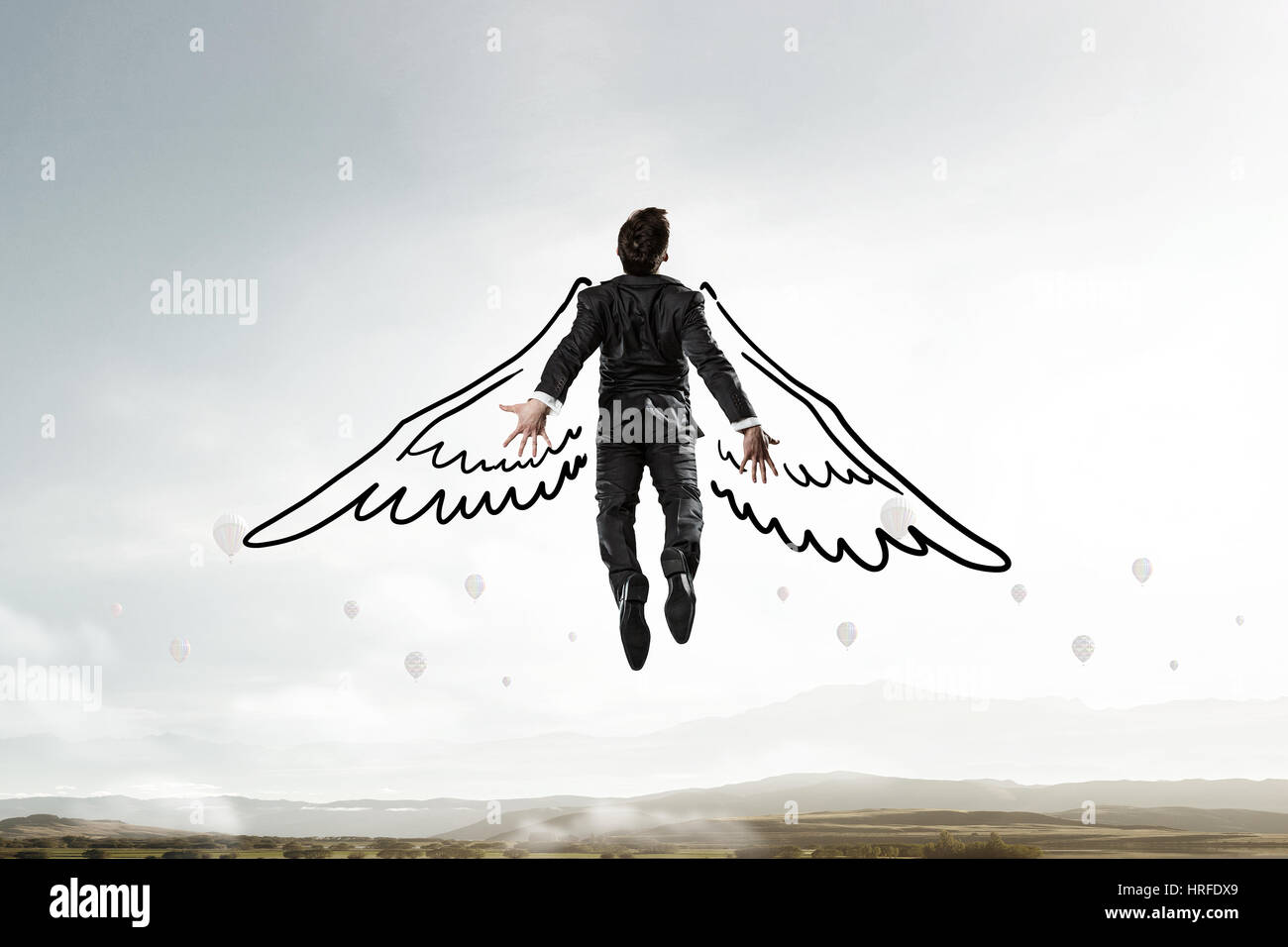 Я становлюсь на крыло сильная. Радостный человек с крыльями. Человек летит на крыльях. Человек с крыльями парит в воздухе. Креативные Крылья.