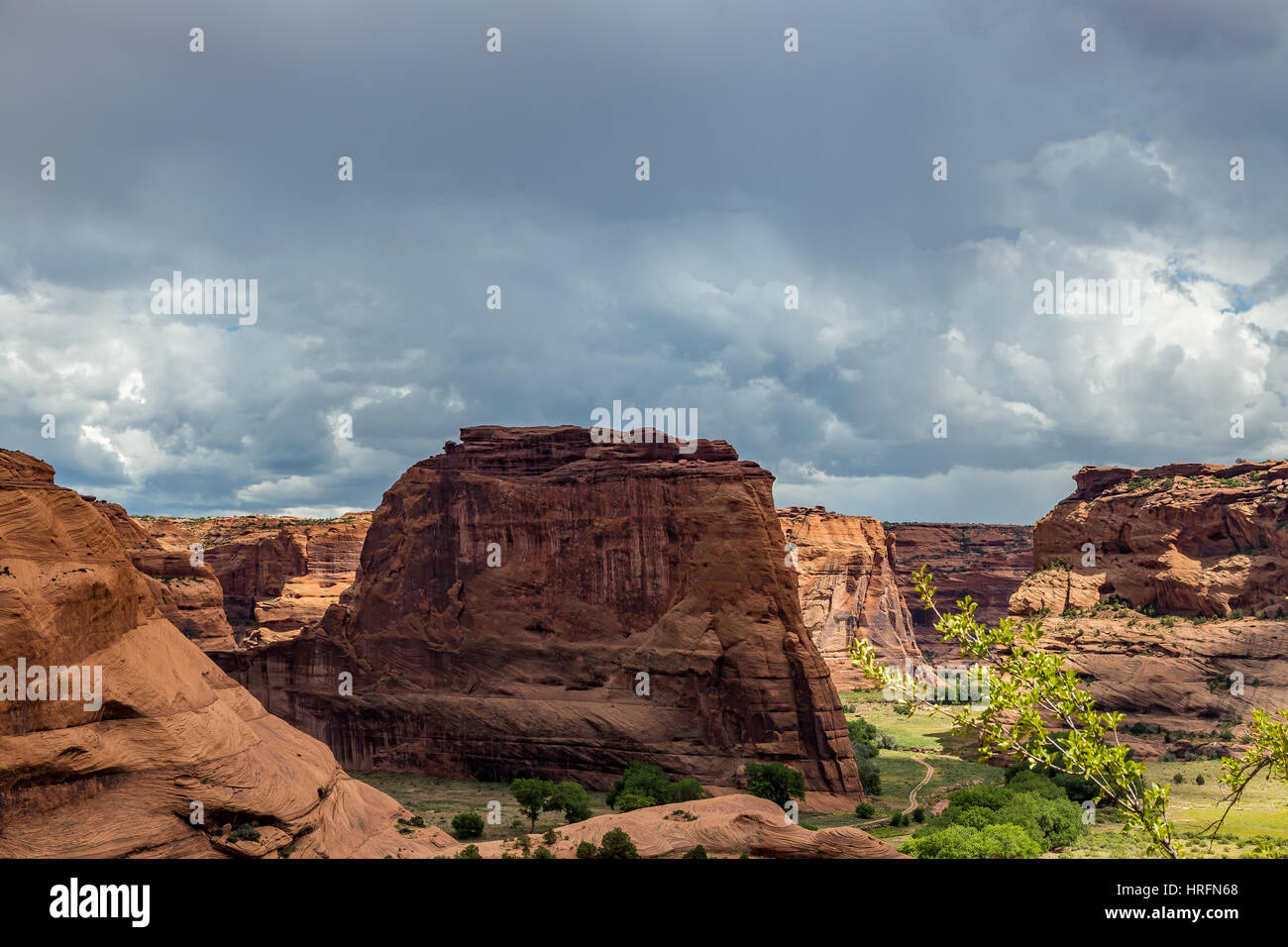 The Canyon de Chelly National Monument consists of many well-preserved Anasazi ruins and spectacular sheer red cliffs that rise up to 1000 feet. Stock Photo