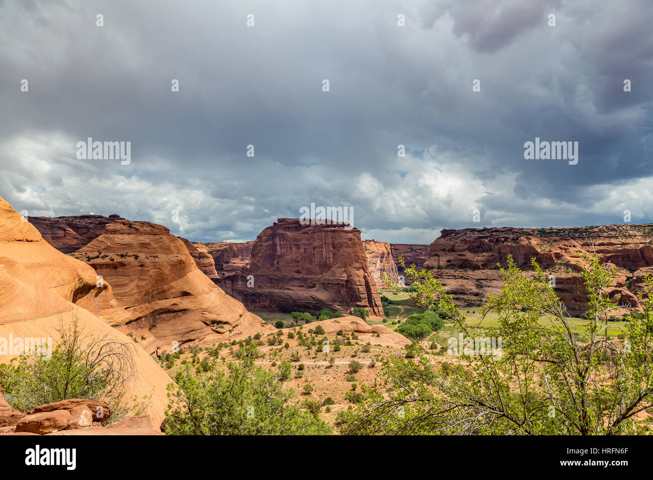 The Canyon de Chelly National Monument consists of many well-preserved Anasazi ruins and spectacular sheer red cliffs that rise up to 1000 feet. Stock Photo