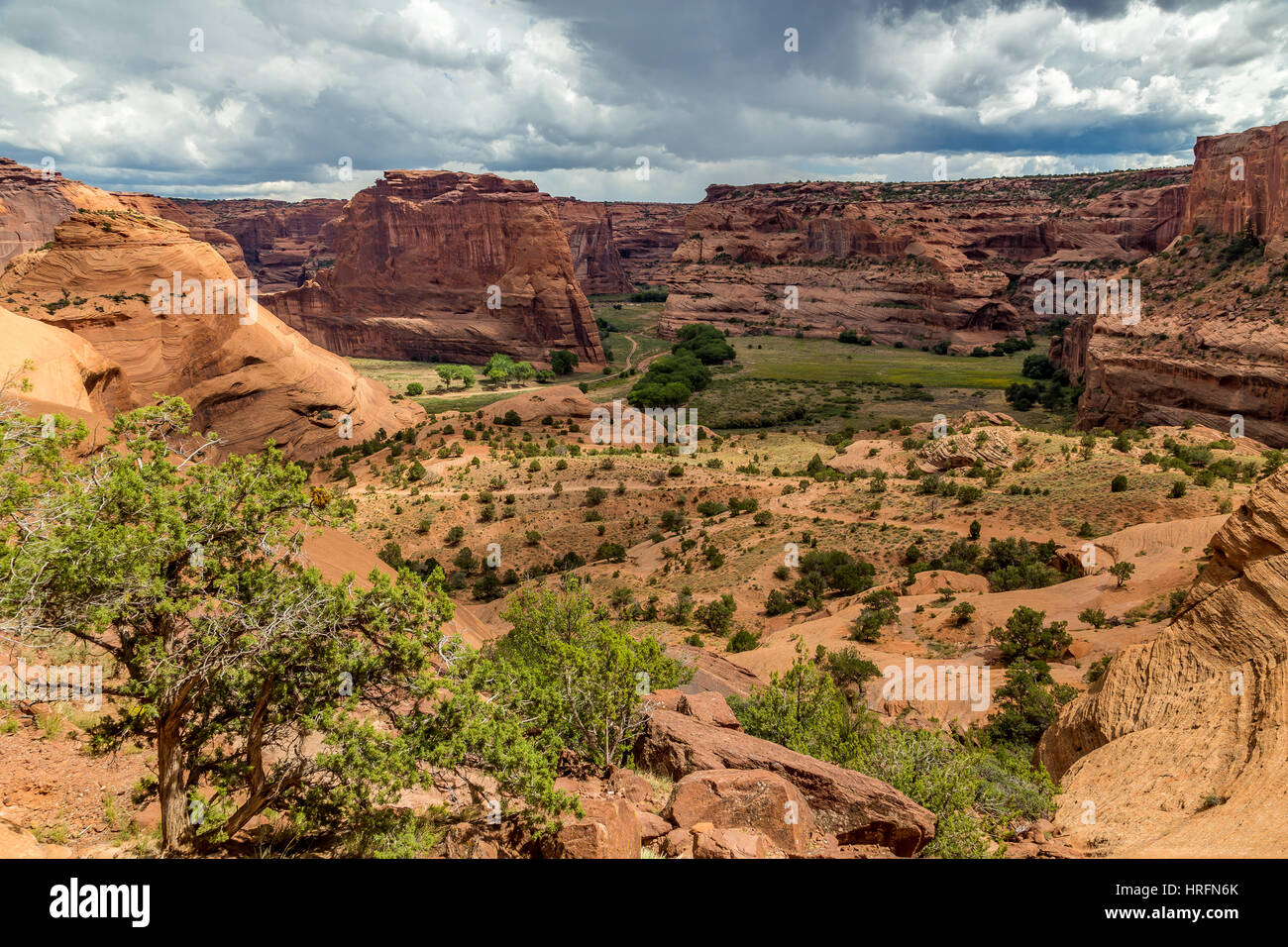 The Canyon de Chelly National Monument consists of many well-preserved Anasazi ruins and spectacular sheer red cliffs that rise up to 1000 feet. Stock Photo