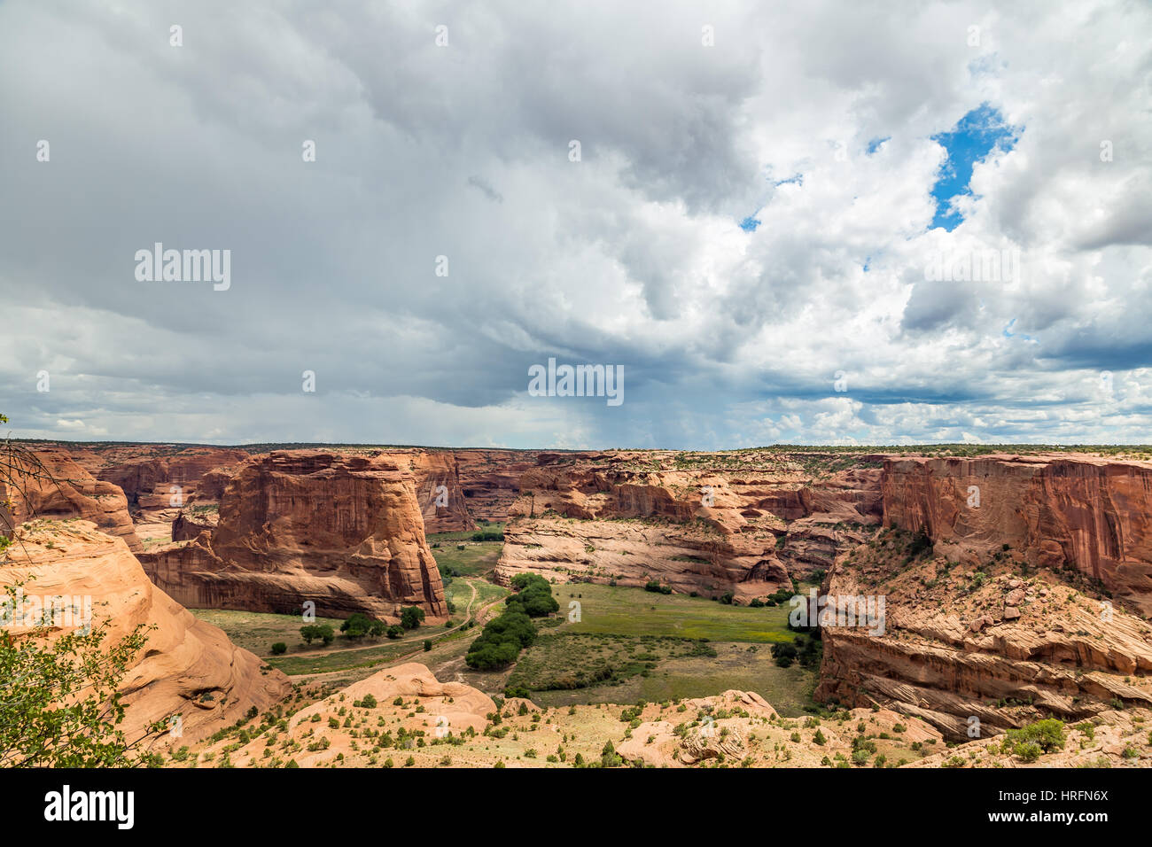 The Canyon de Chelly National Monument consists of many well-preserved Anasazi ruins and spectacular sheer red cliffs that rise up to 1000 feet. Stock Photo