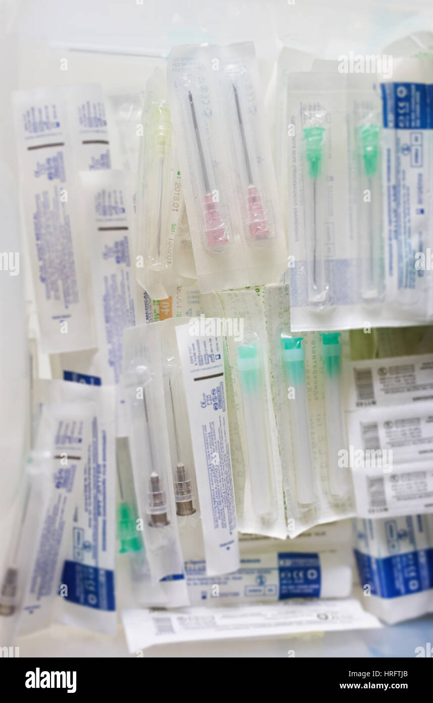 Syringe needles of different sizes in blister packing Stock Photo Alamy
