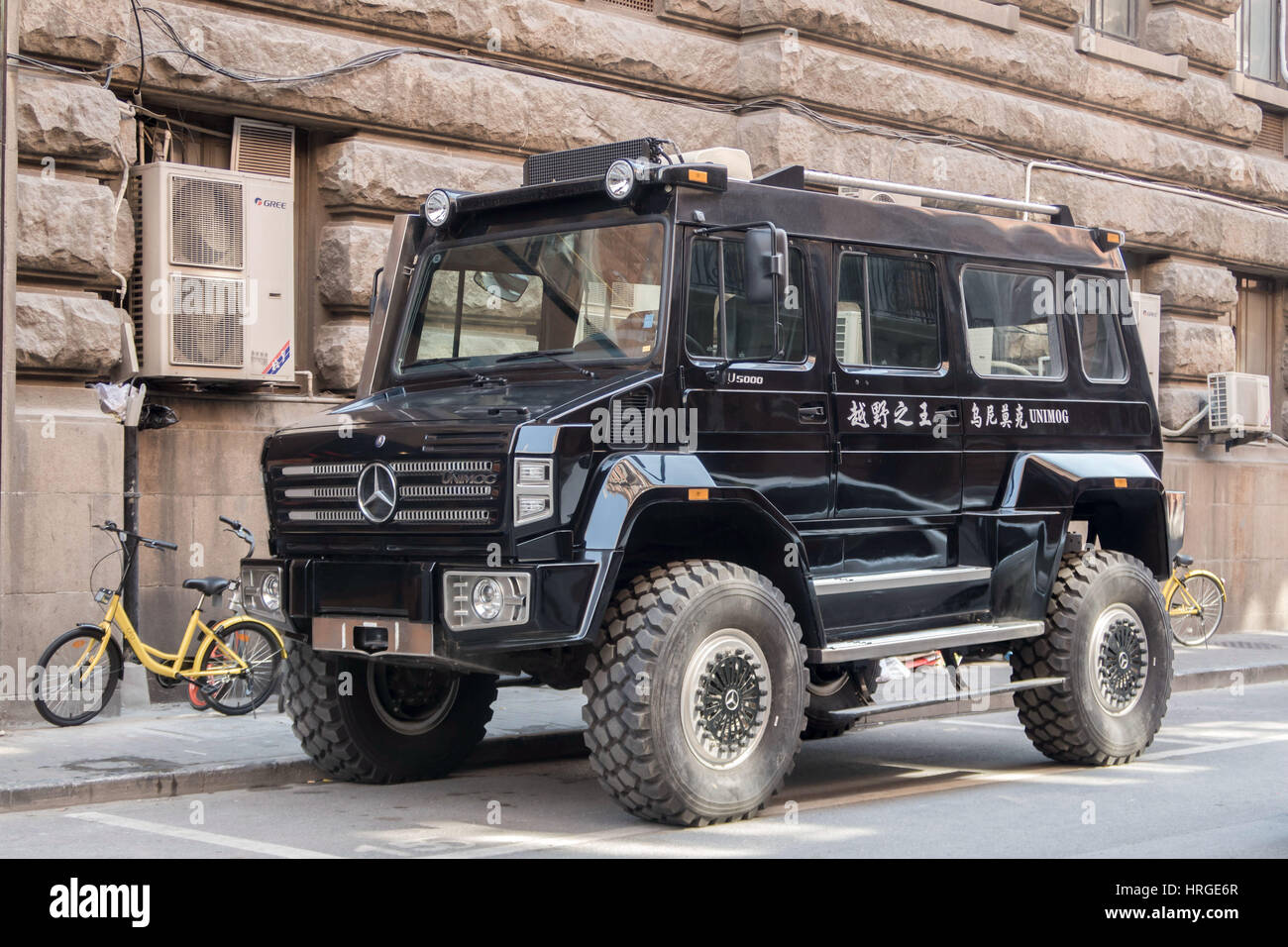 Shanghai, Shanghai, China. 2nd Mar, 2017. The Unimog U 5000 attracts attention of many passers-by in Shanghai, March 2nd, 2017. The Mercedes-Benz Unimog is about 3 meters tall. Credit: SIPA Asia/ZUMA Wire/Alamy Live News Stock Photo