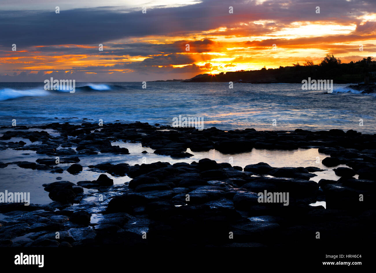 Gorgeous beach in hawaii waves hi-res stock photography and images - Alamy