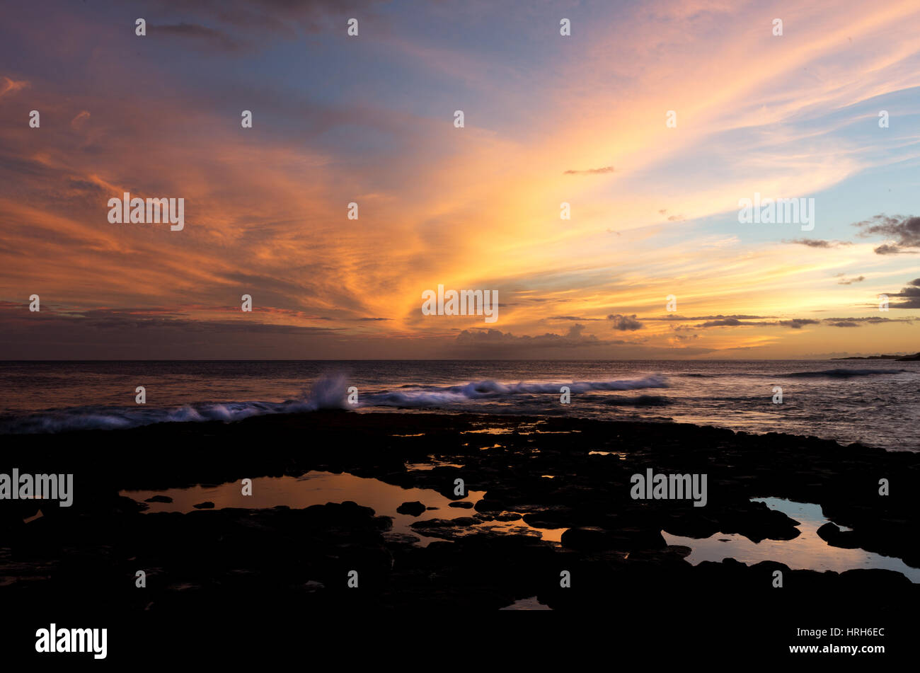 Gorgeous beach in hawaii waves hi-res stock photography and images - Alamy