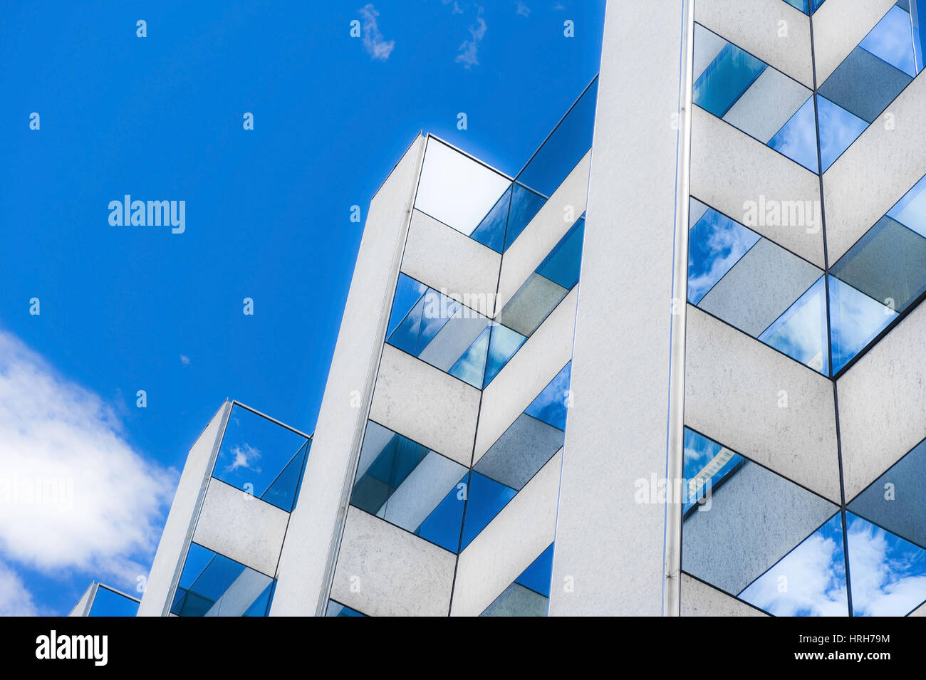 Modernes Hochhaus mit Wolkenspiegelung - modern high-rise building with relexion of clouds Stock Photo