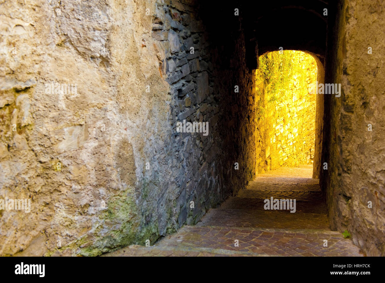 erleuchteter Durchgang, Altstadt in Torno, Italien - illuminated alleyway, Old Town in Torno, Italy Stock Photo