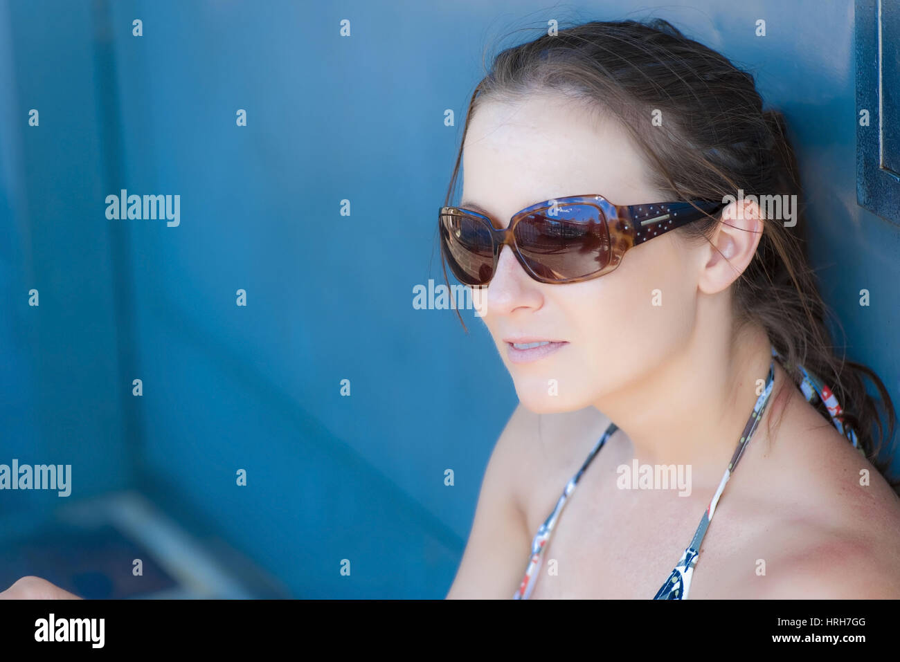Model released, Junge Frau mit Sonnenbrille - woman with shades Stock Photo