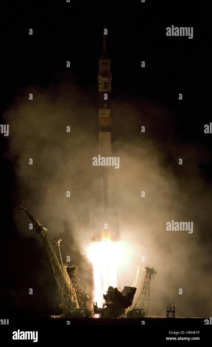 Expedition 16 Lifts Off Stock Photo Alamy