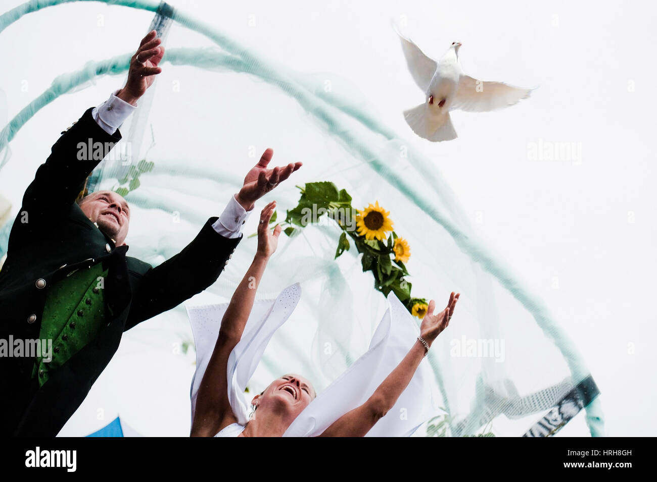 Model released, Brautpaar laesst Taube fliegen - brdial couple let fly a dove Stock Photo