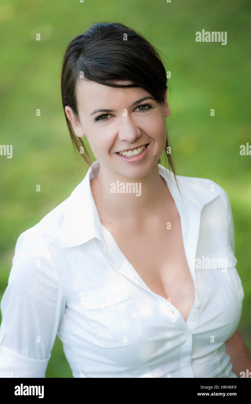 lächelt während des Prozesses. junge hübsche frau in rot-schwarzer kleidung  tanzt mit glatzköpfigem mann im weißen raum 4270411 Stock-Photo bei Vecteezy, image size:865x1390