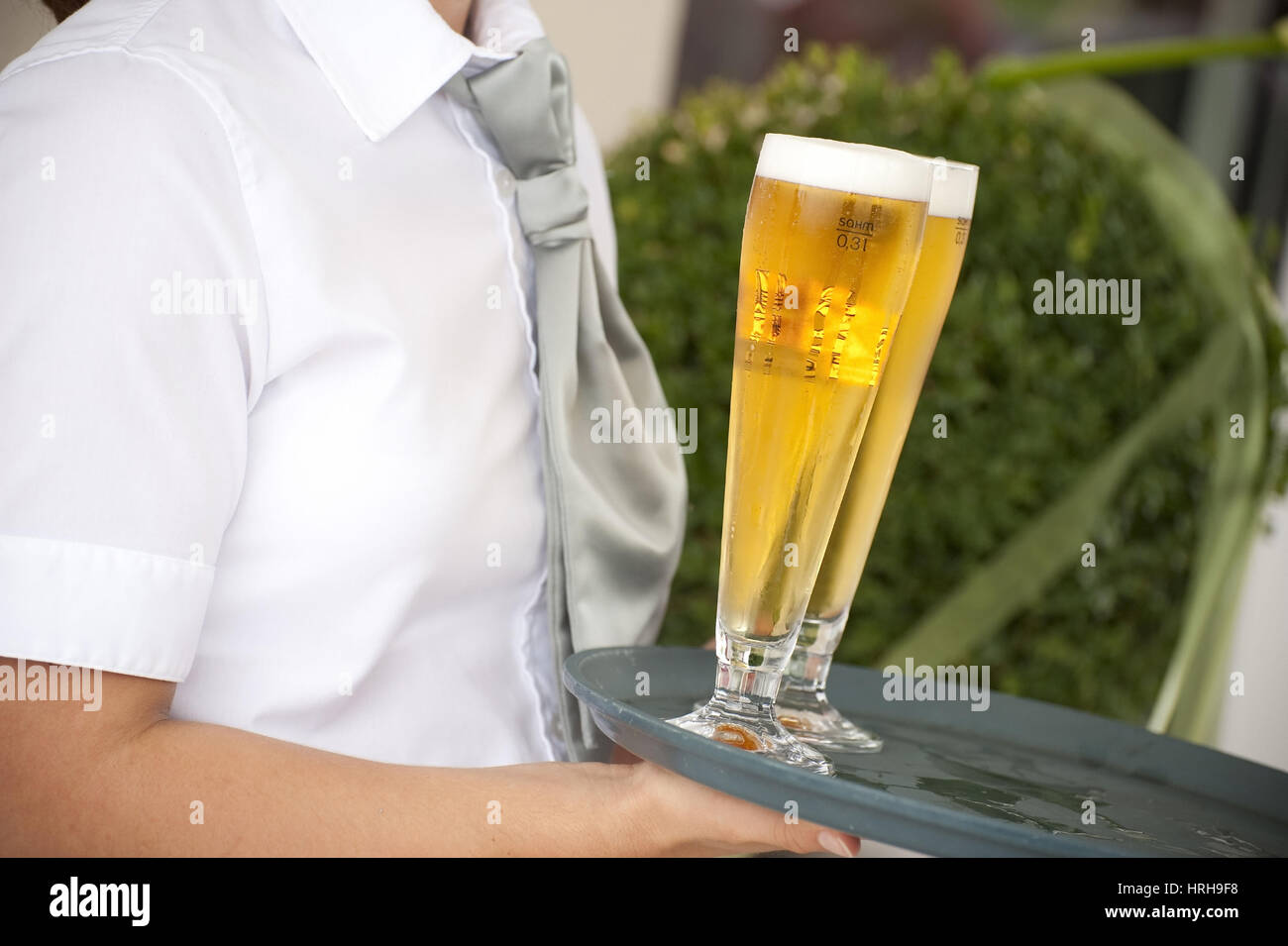 Kellner serviert Bier - waiter Stock Photo