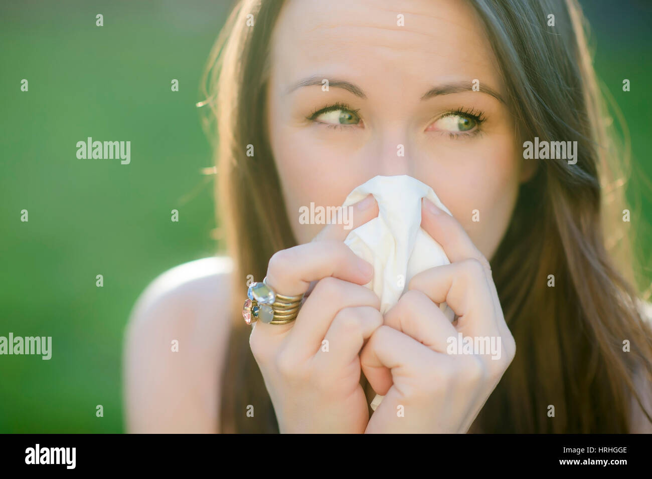 Junge Frau mit Pollenallergie - woman with pollen allergy in spring Stock Photo