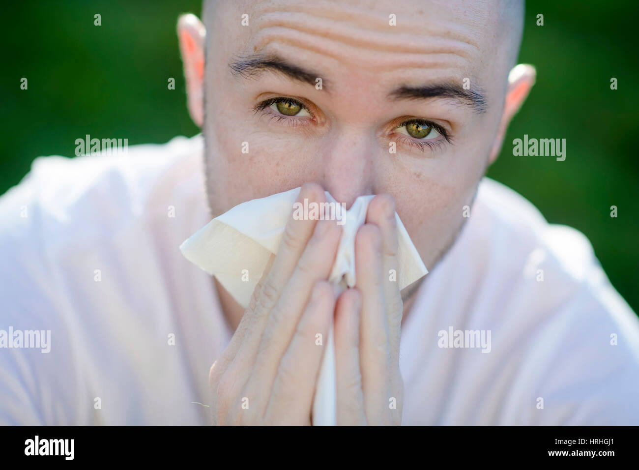 Mann mit Pollenallergie - man with pollen allergy in spring Stock Photo