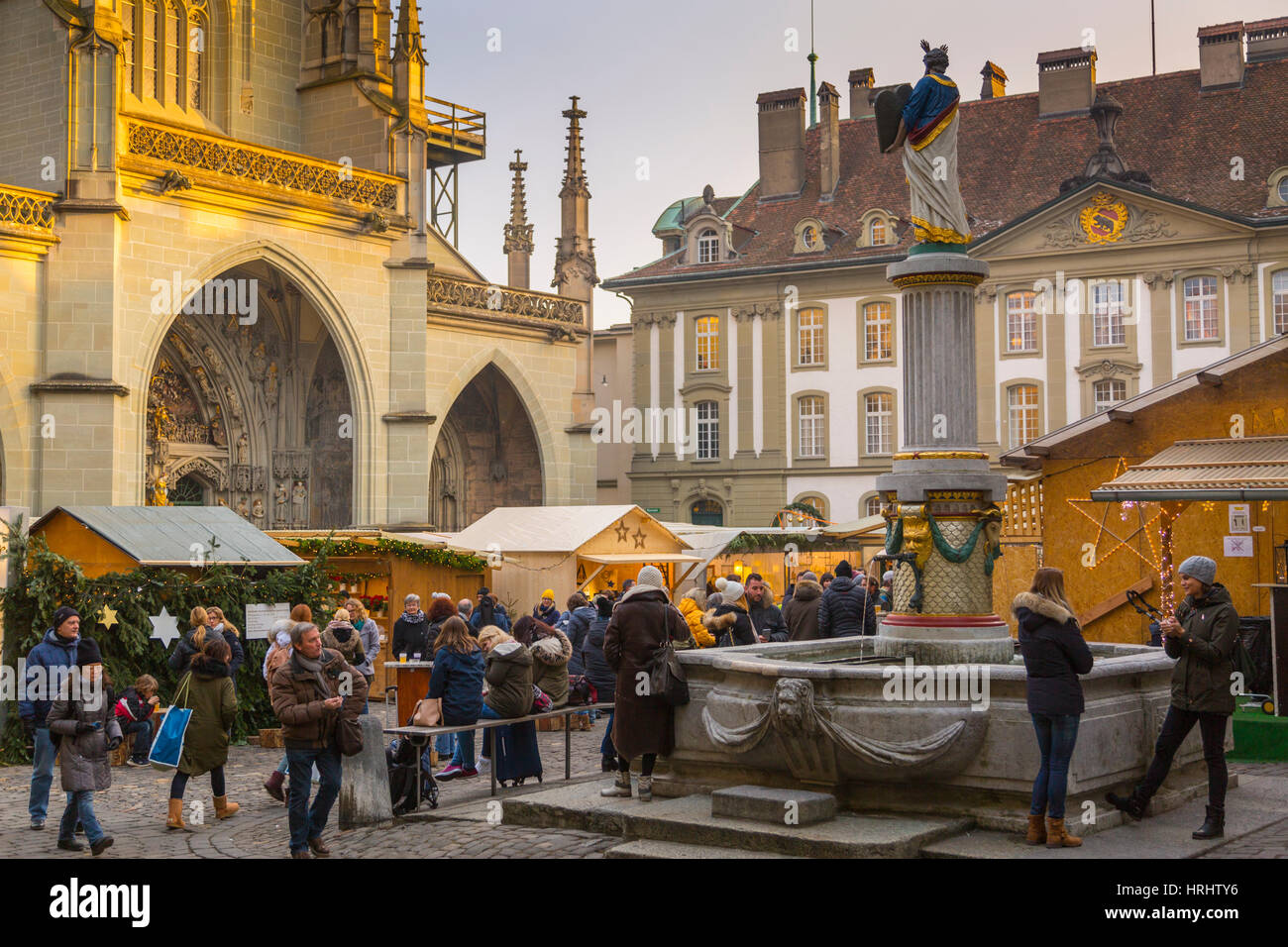 Christmas Market and Cathedral in Munsterplatz, Bern, Jungfrau region, Bernese Oberland, Swiss Alps, Switzerland Stock Photo