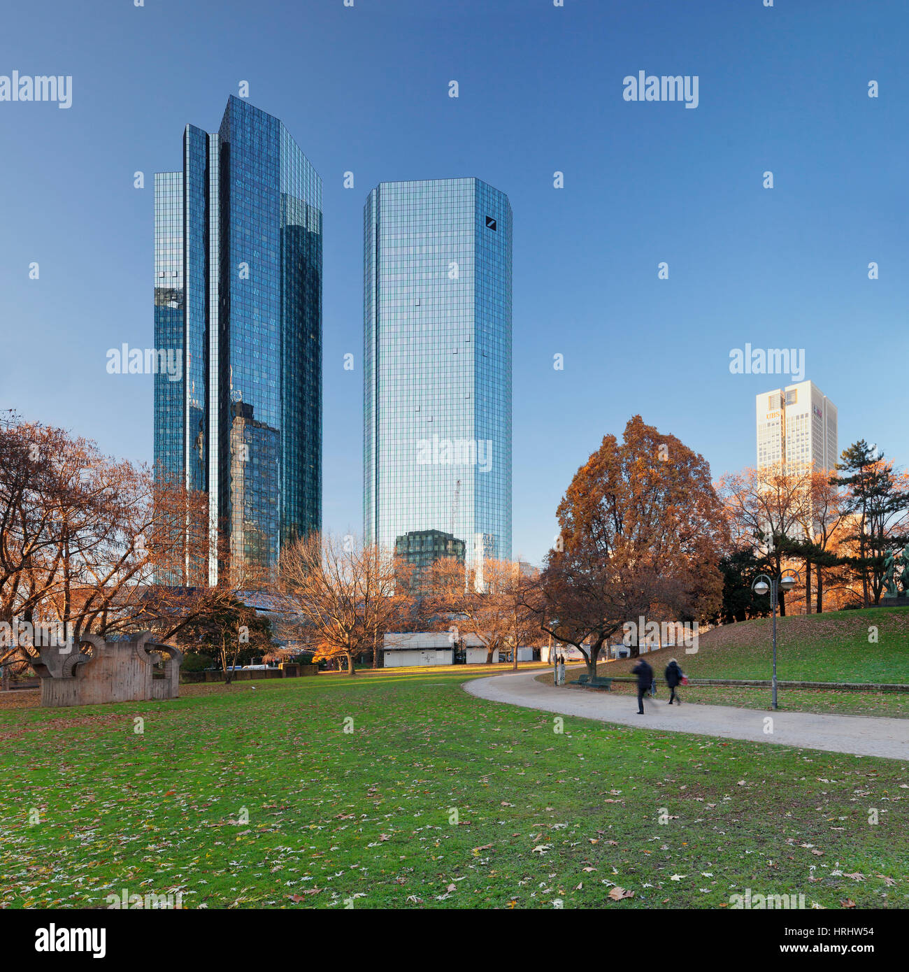 Taunusanlage Park with Deutsche Bank and Opernturm skyscraper, Frankfurt, Hesse, Germany Stock Photo