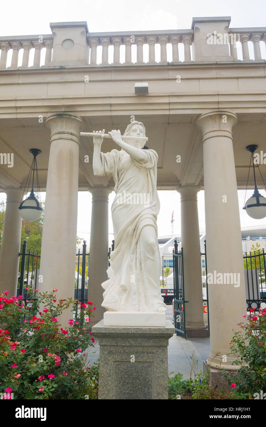 Entryway with sculpture, colonnade and garden at Schermerhorn Symphony Center Stock Photo