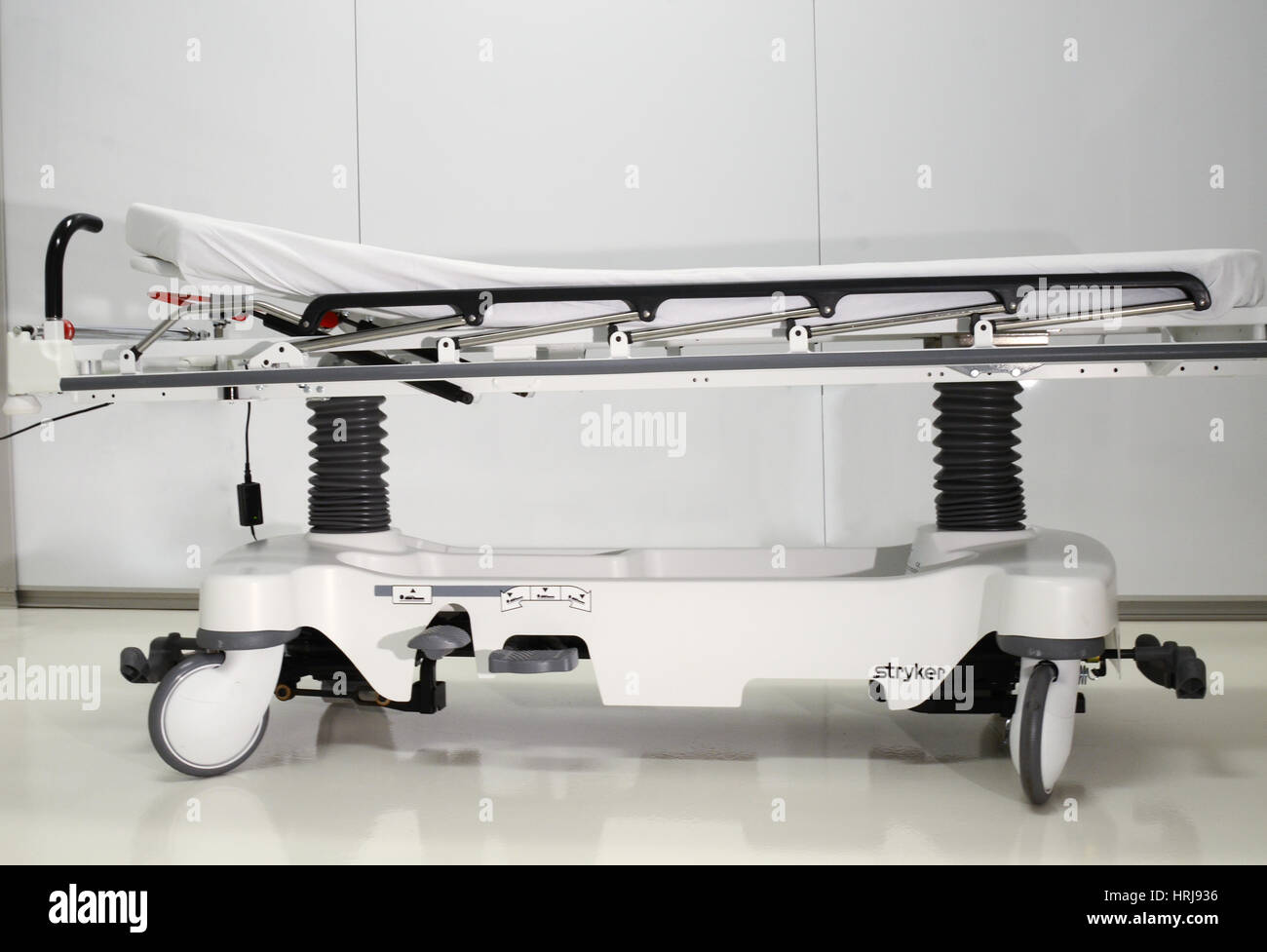 Hospital bed sheet roll hires stock photography and images Alamy