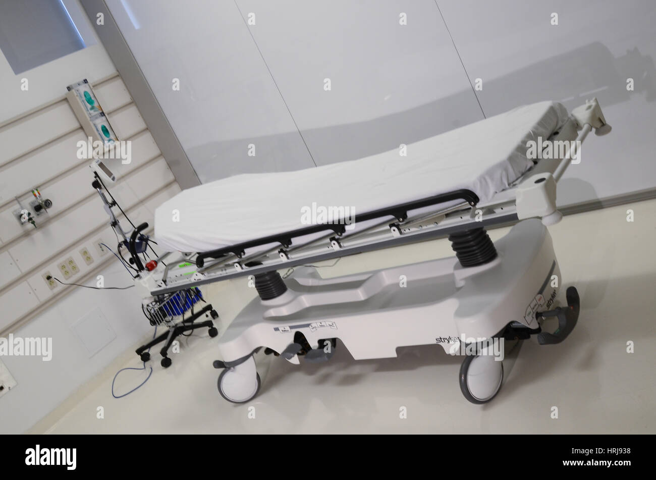 Hospital bed sheet roll hires stock photography and images Alamy