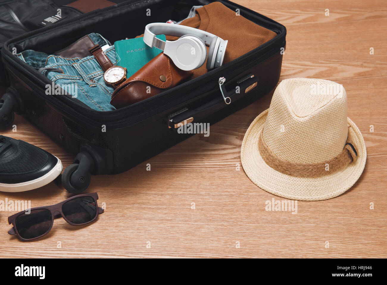 открытый чемодан с песком. сумка путешественника 4 буквы. тревел агент. веселые путешественники. Open travel.