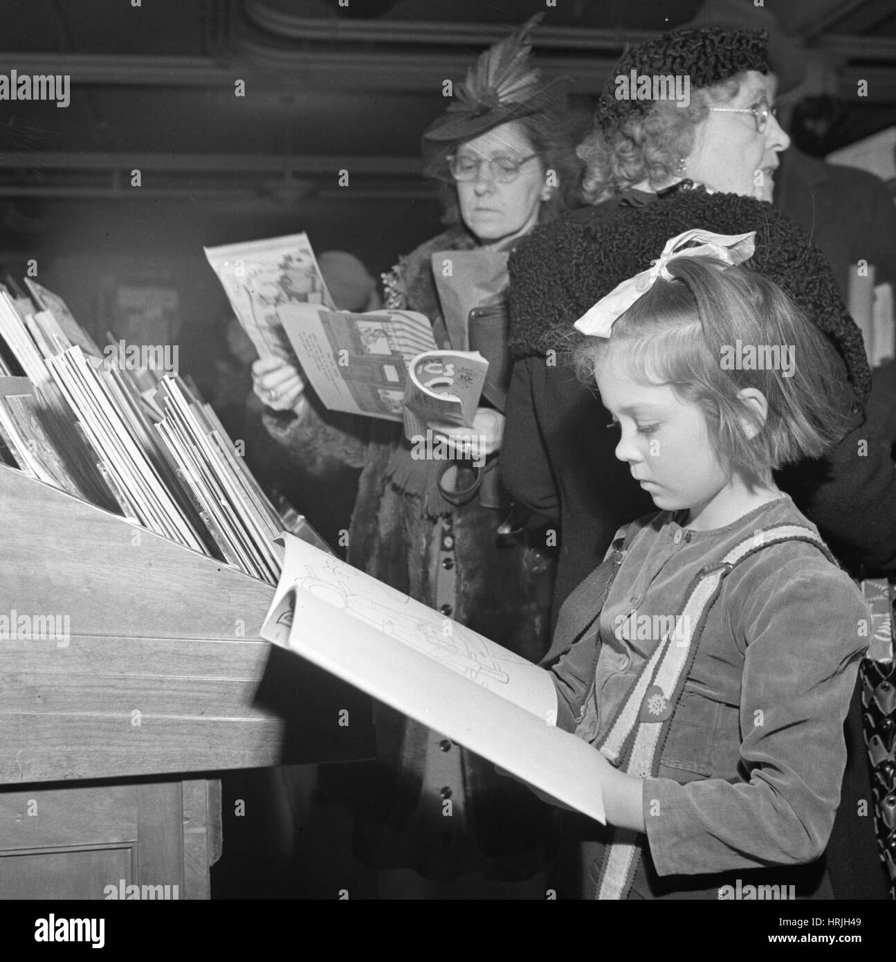 NYC:Women Shopping at Macy's – Stock Editorial Photo © LeeSnider