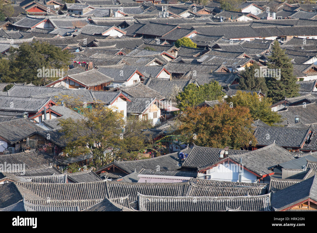 Chinese rooftop architecture yunnan hi-res stock photography and images ...