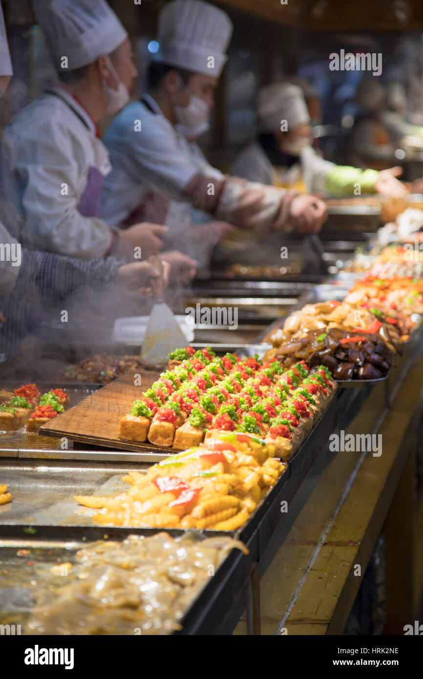 Chefs in food centre, Lijiang (UNESCO World Heritage Site), Yunnan, China Stock Photo