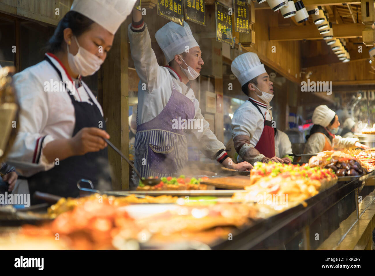 Chefs in food centre, Lijiang (UNESCO World Heritage Site), Yunnan, China Stock Photo