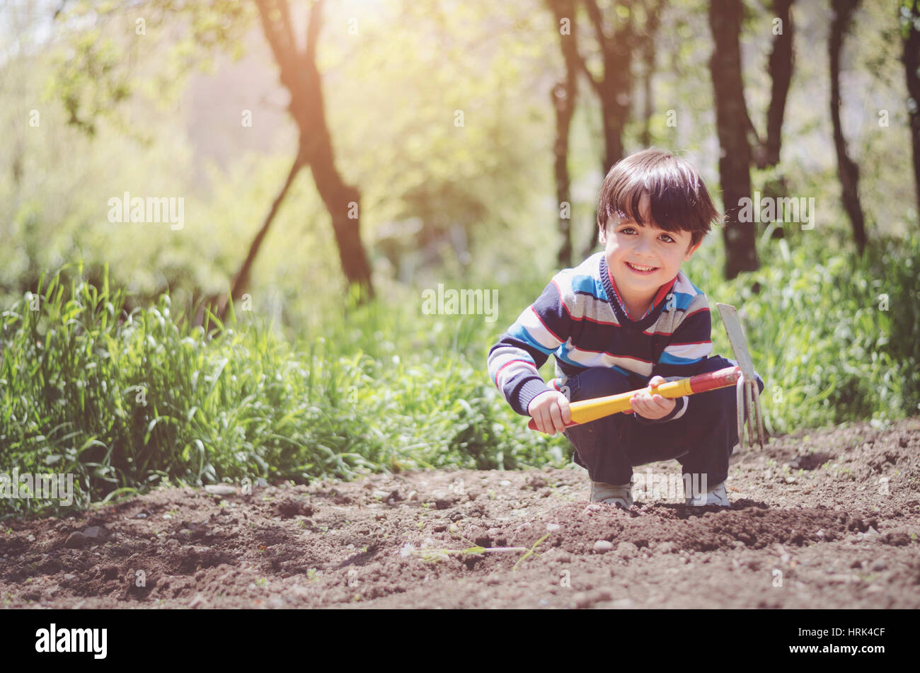 Мальчик 3 года в детском саду. Мальчишки на даче. Мальчика в саду. Мальчик на даче. Мальчик в детском саду.