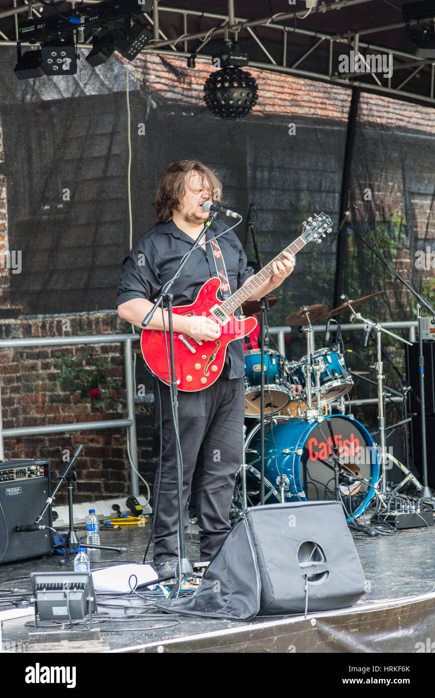 Guitarist Matt Long with the up and coming blues band Catfish, at Faversham Hop Festival, Faversham, Kent, UK Stock Photo