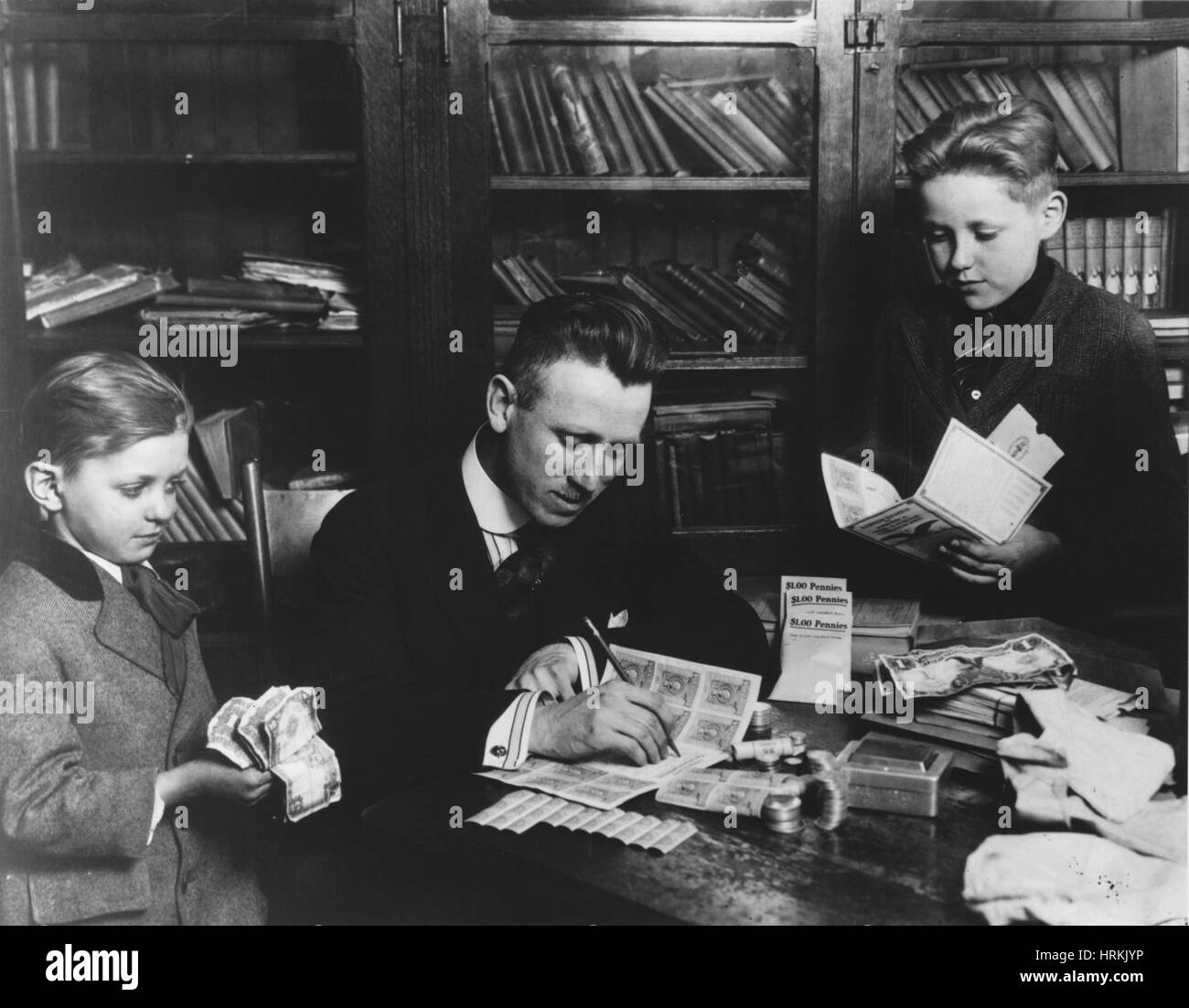 WWI, Boys Buy War Saving Stamps Stock Photo