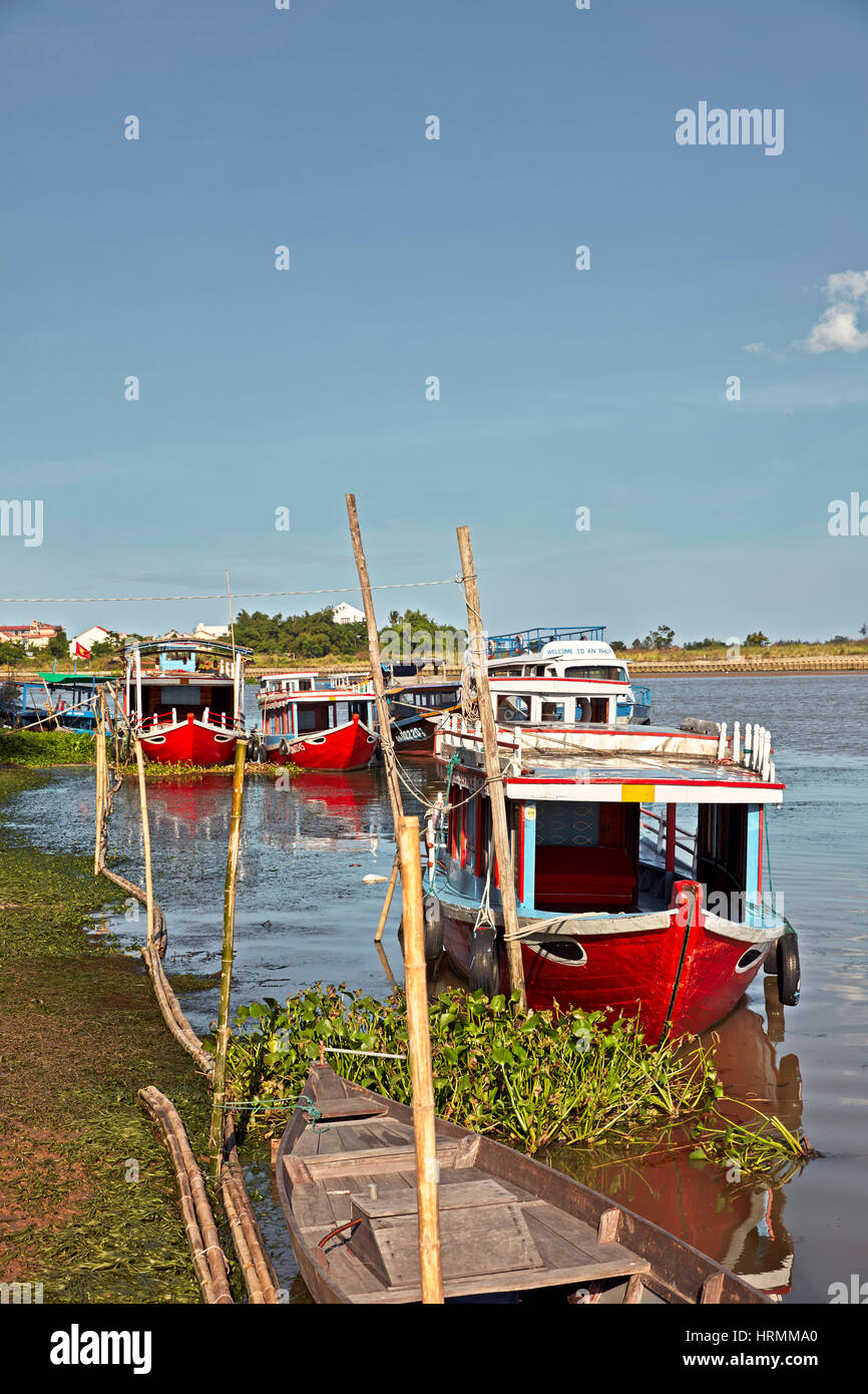 Traditional asian boats hi-res stock photography and images - Alamy