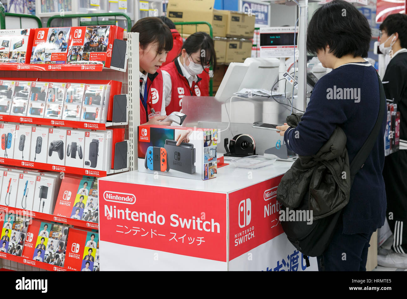 Tokyo Japan 3rd March 17 Japanese Gamers Buy The New Nintendo Switch Console At Bic Camera Ikebukuro Branch On March 3 17 Tokyo Japan Over 100 Nintendo Fans Lined Up From Early