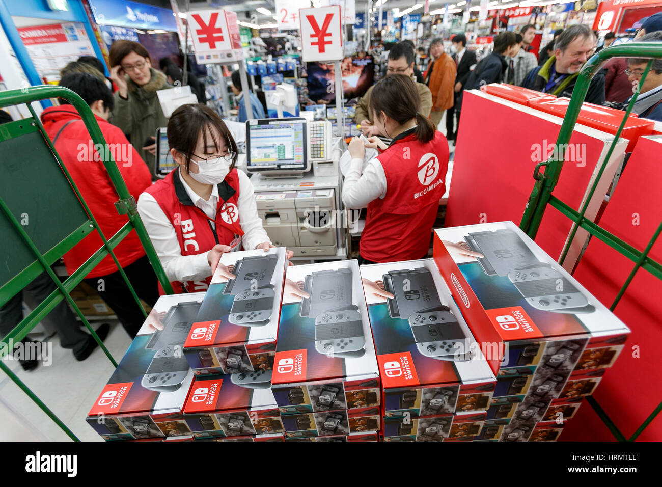 Tokyo Japan 3rd March 17 Employees Of Bic Camera Sale The New Nintendo Switch Console To Customers At Ikebukuro Branch On March 3 17 Tokyo Japan Over 100 Nintendo Fans Lined Up