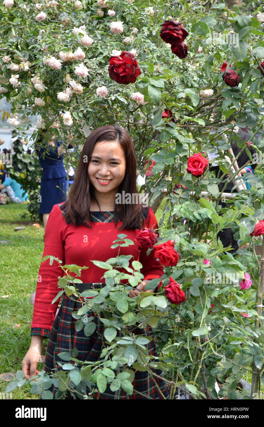Hanoi, Vietnam. 3rd Mar, 2017. A Vietnamese girl poses with roses