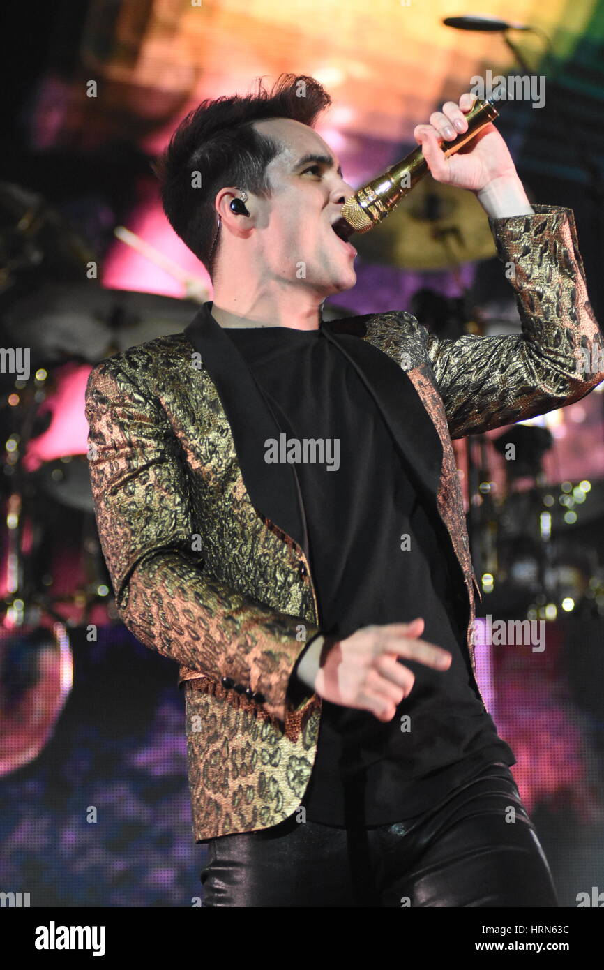 2017 brendon urie hi-res stock photography and images - Alamy