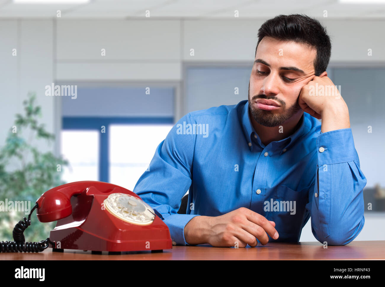 Звонят в нерабочее время. Бизнесмен ждет. Мужчина ждет. Менеджер ждет звонка. Жду телефонного звонка.