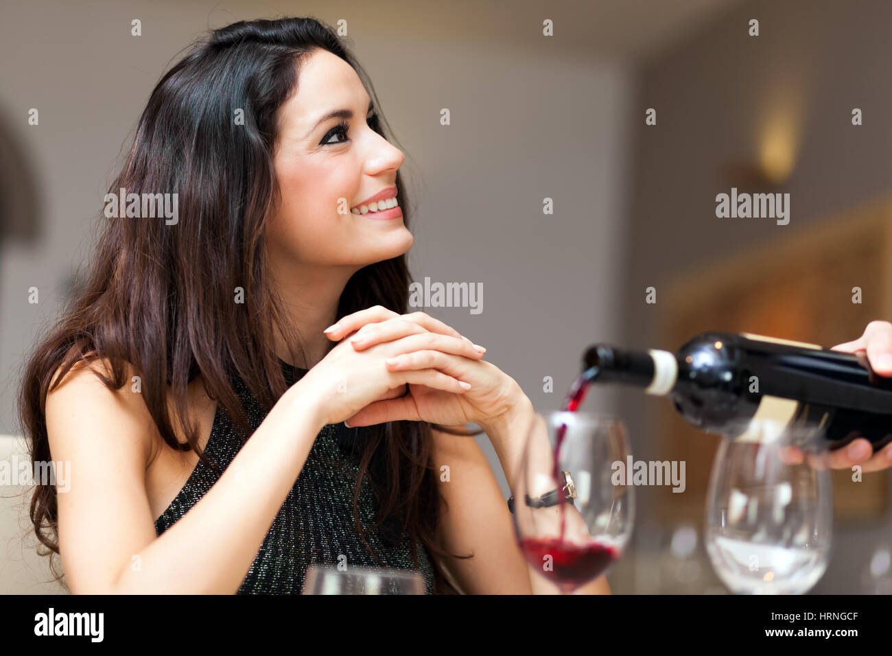 Waiter Pouring Wine Stock Photos & Waiter Pouring Wine Stock Images - Alamy