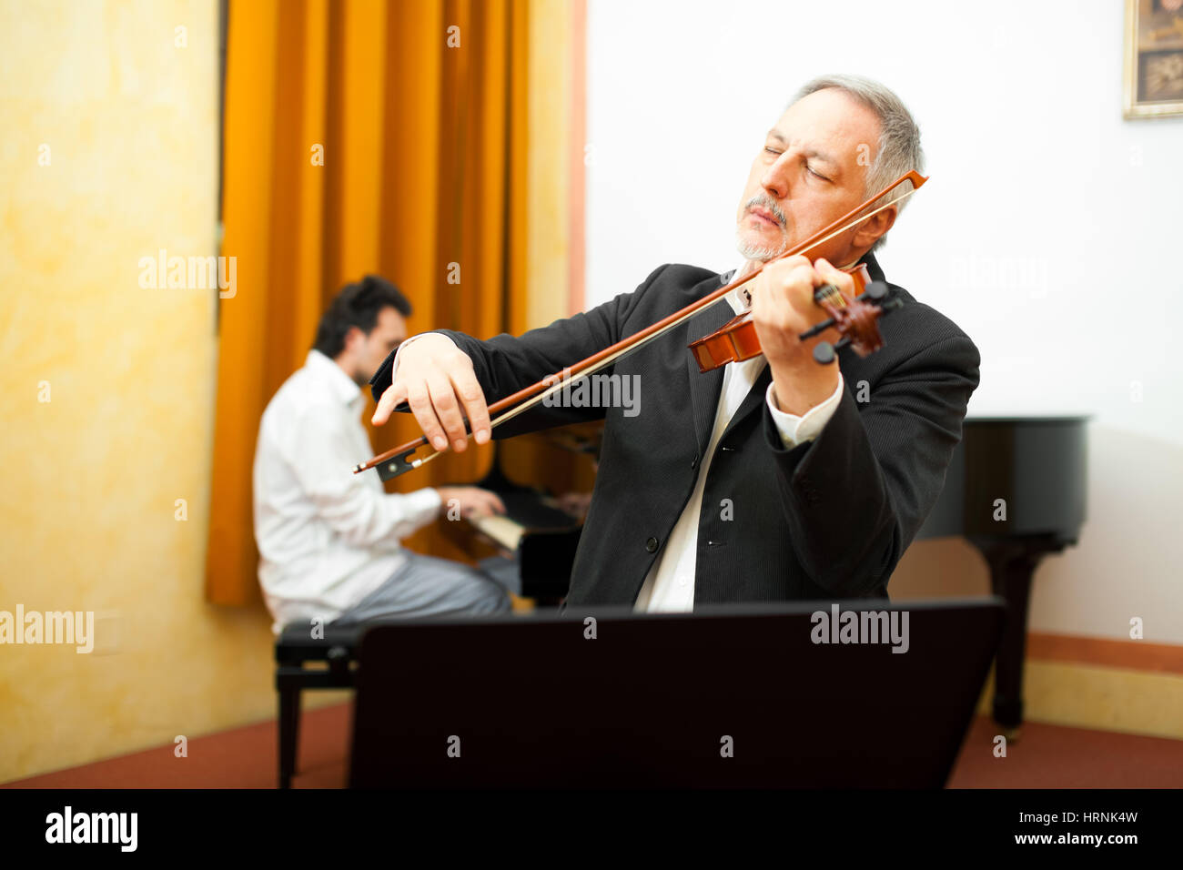 Violinist and pianist playing together Stock Photo Alamy