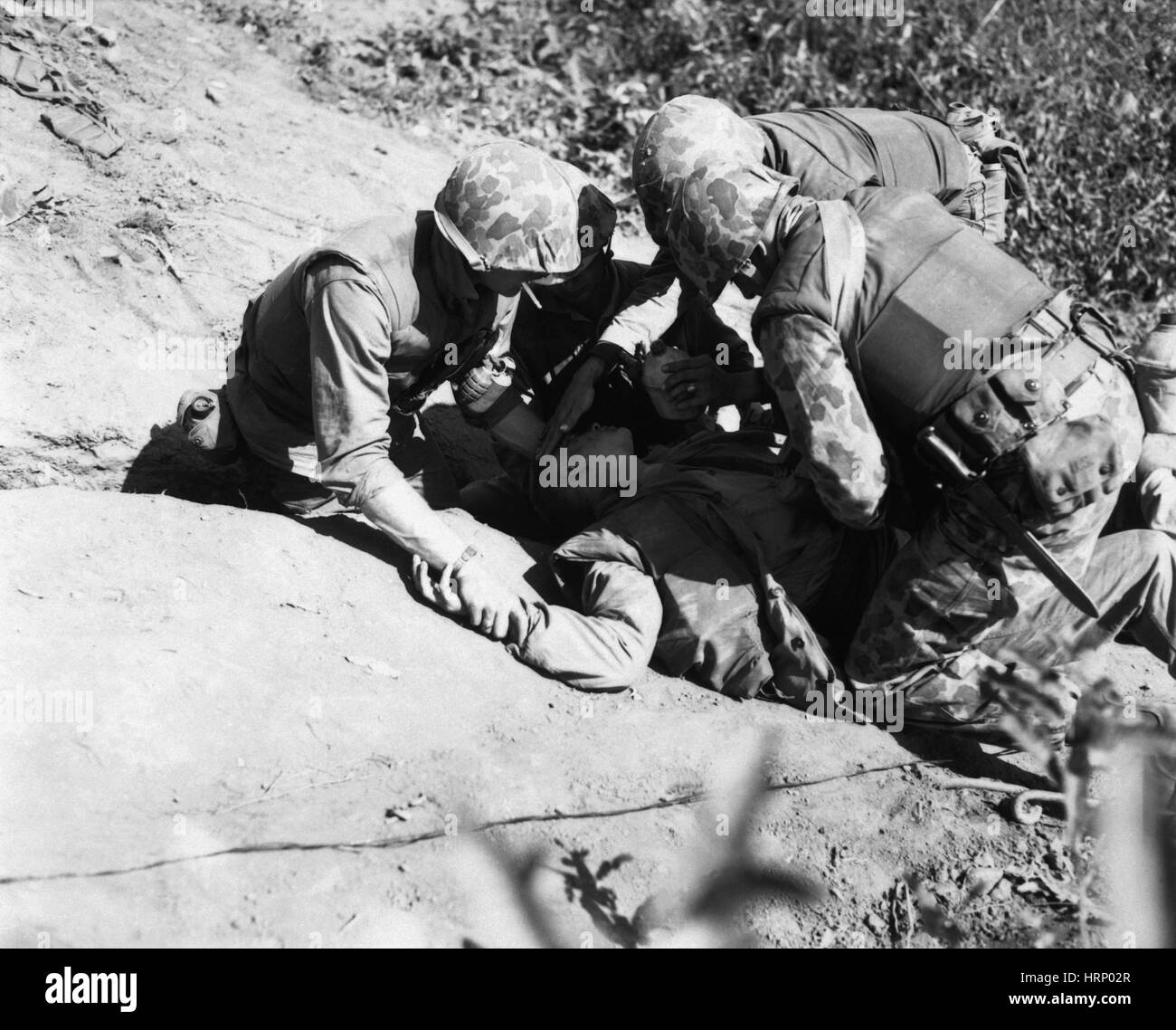 Korean War, Pals Aid Wounded Marine, 1952 Stock Photo