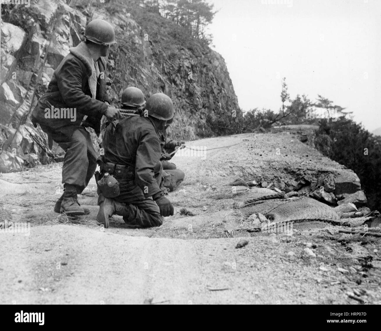 Korean War, Engineers Remove Booby-Trap, 1951 Stock Photo