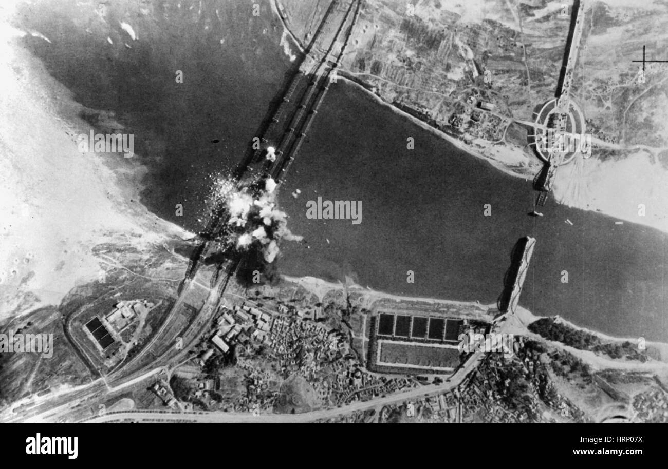 Korean War, USAF Bombing Railroad Bridges Stock Photo
