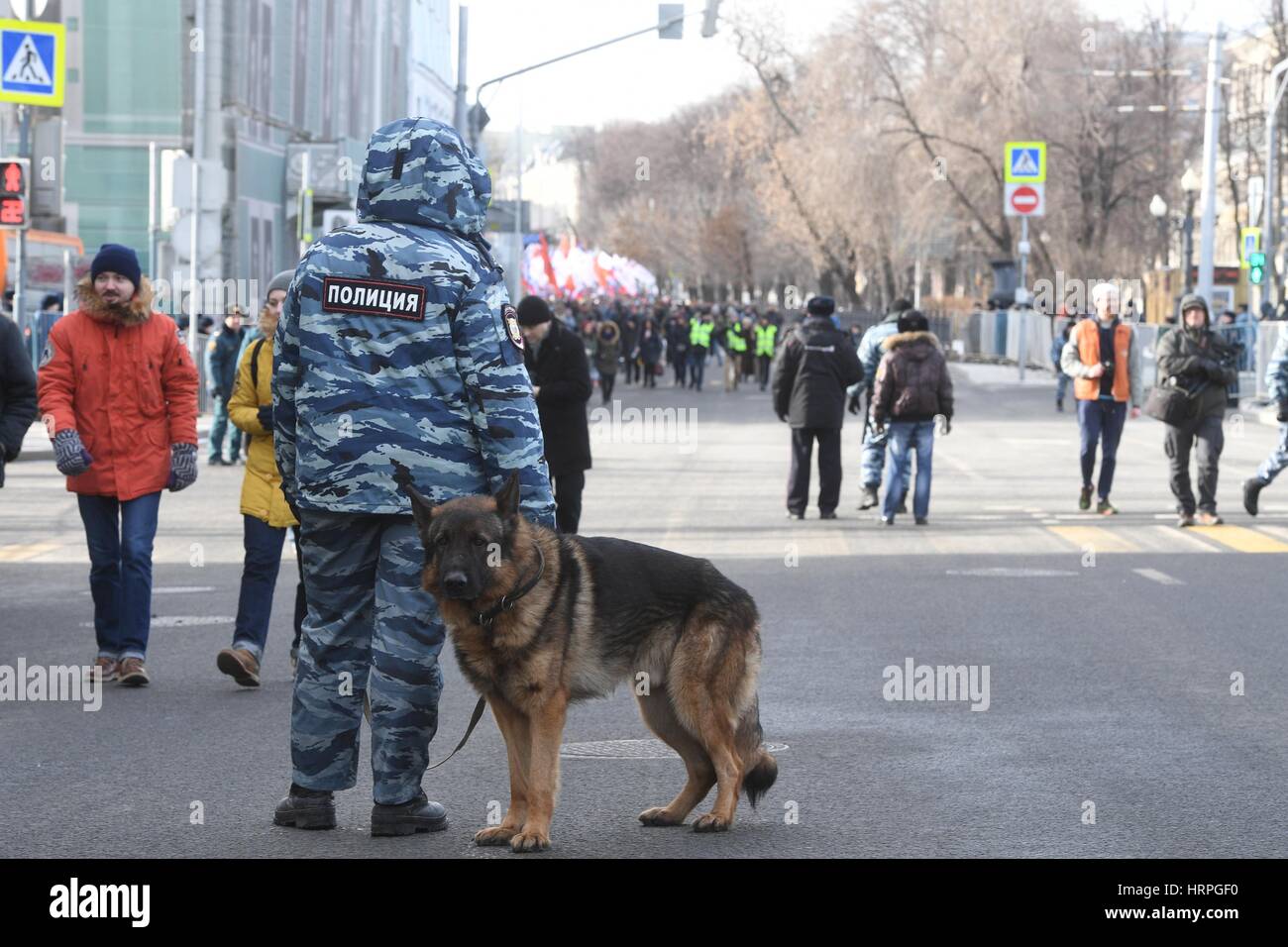 Митинг собака. Митинг собака. Омон с собакой. Митинг собака. Массовые протесты в европе.