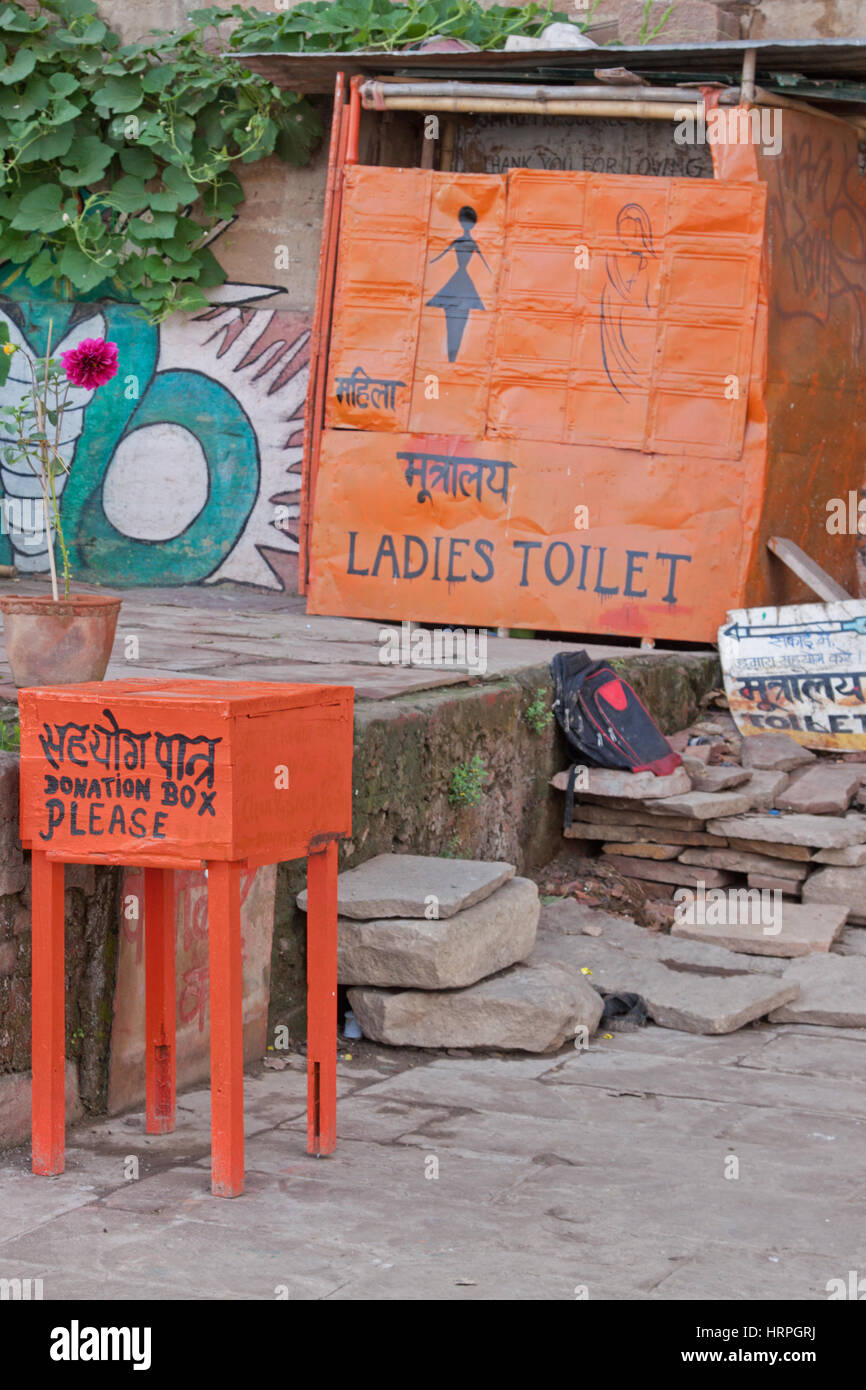Makeshift women's toilet on the banks of the river Ganges at Varanasi, India. Stock Photo